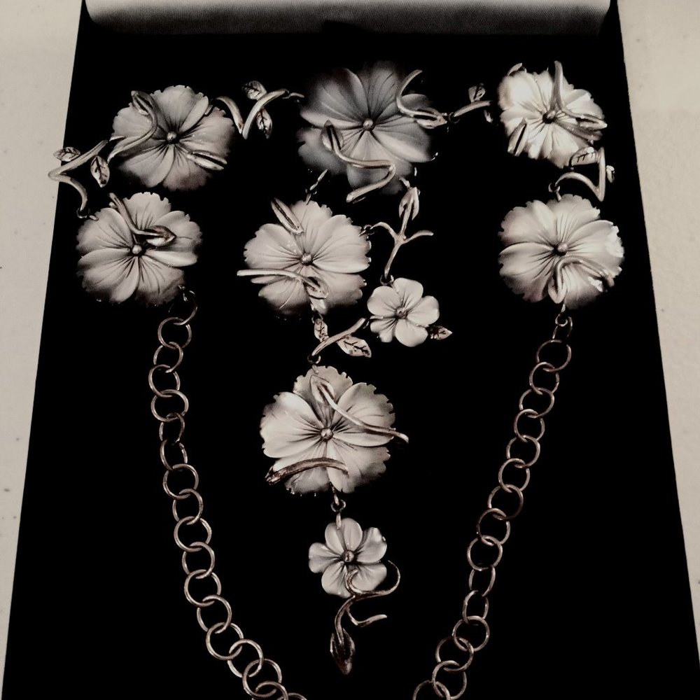 ๐FREE GIFT INCLUDED ๐ NEW Mother of Pearl Necklace Flowers - Picture 9 of 10
